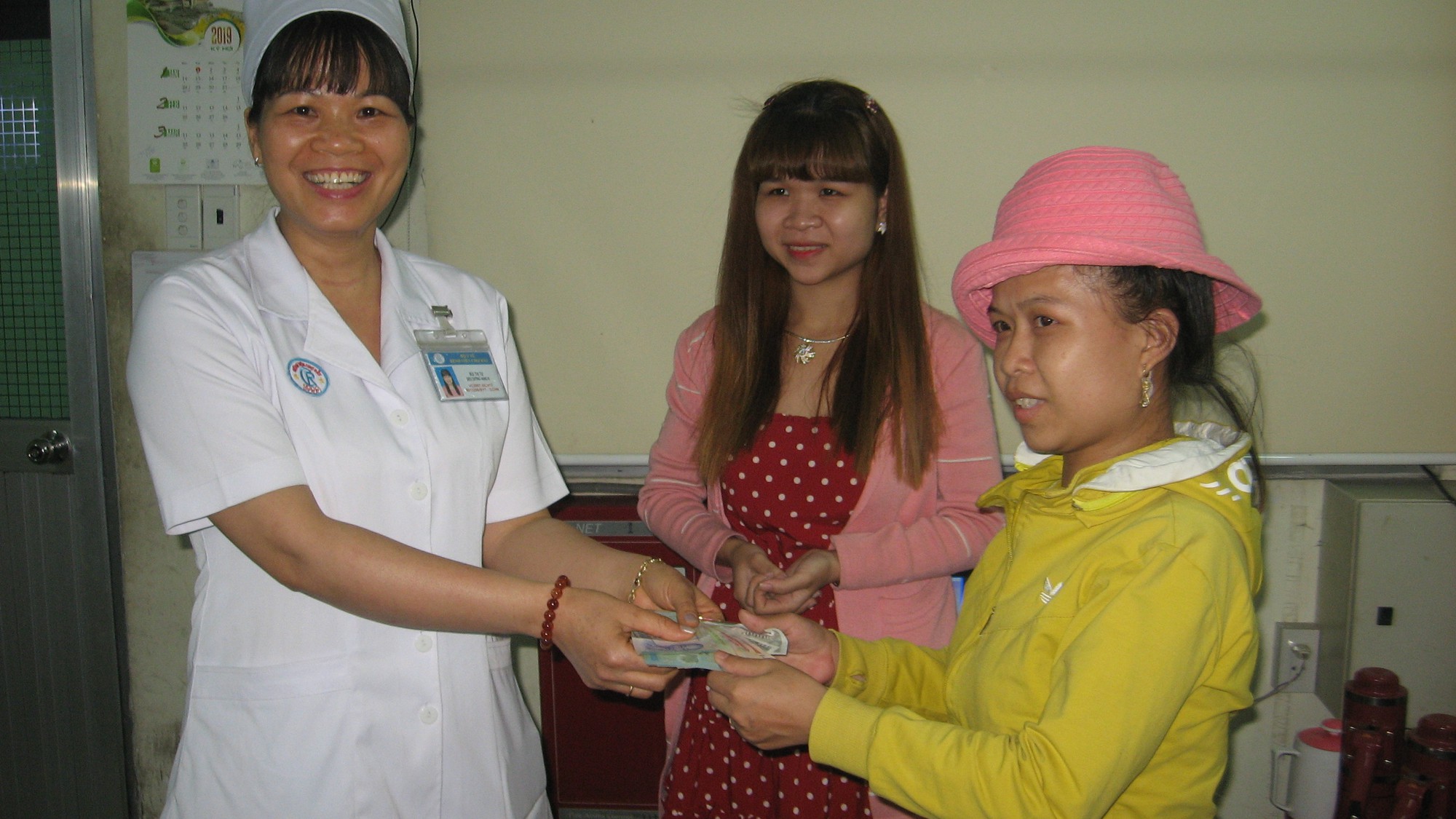 Trả lại hơn 102 triệu đồng cho người bỏ quên tại Bệnh viện Chợ Rẫy - Ảnh 2.