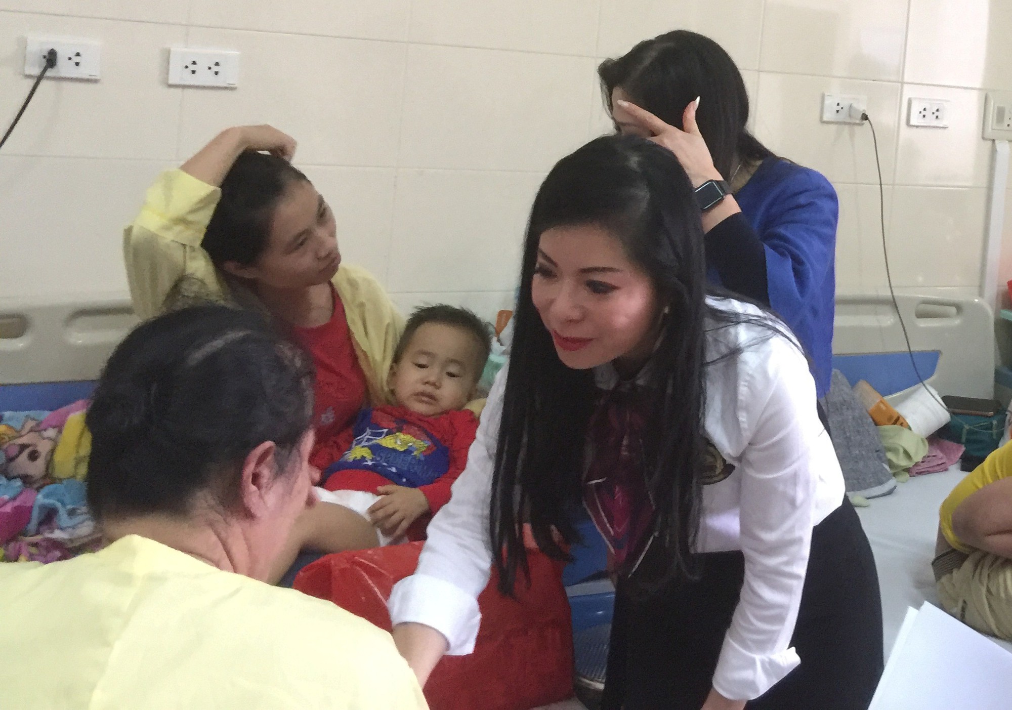 Theo các đại sứ áo dài từ châu Âu đến với trẻ ung thư - Ảnh 7.