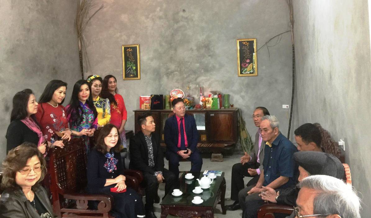 Theo các đại sứ áo dài từ châu Âu đến với trẻ ung thư - Ảnh 4.
