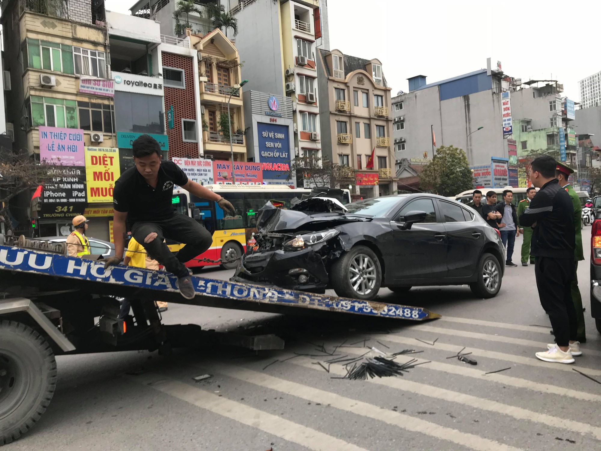 Ôtô Mazda tông liên hoàn nhiều phương tiện trên phố, 3 người bị thương