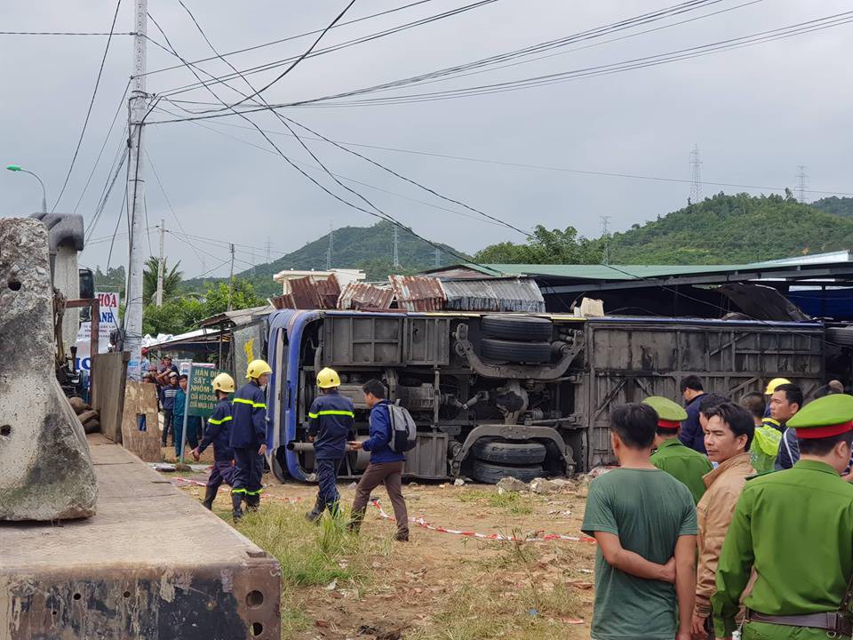 Xe khách lao vào nhà dân, 38 người bị thương, nhiều người nguy kịch