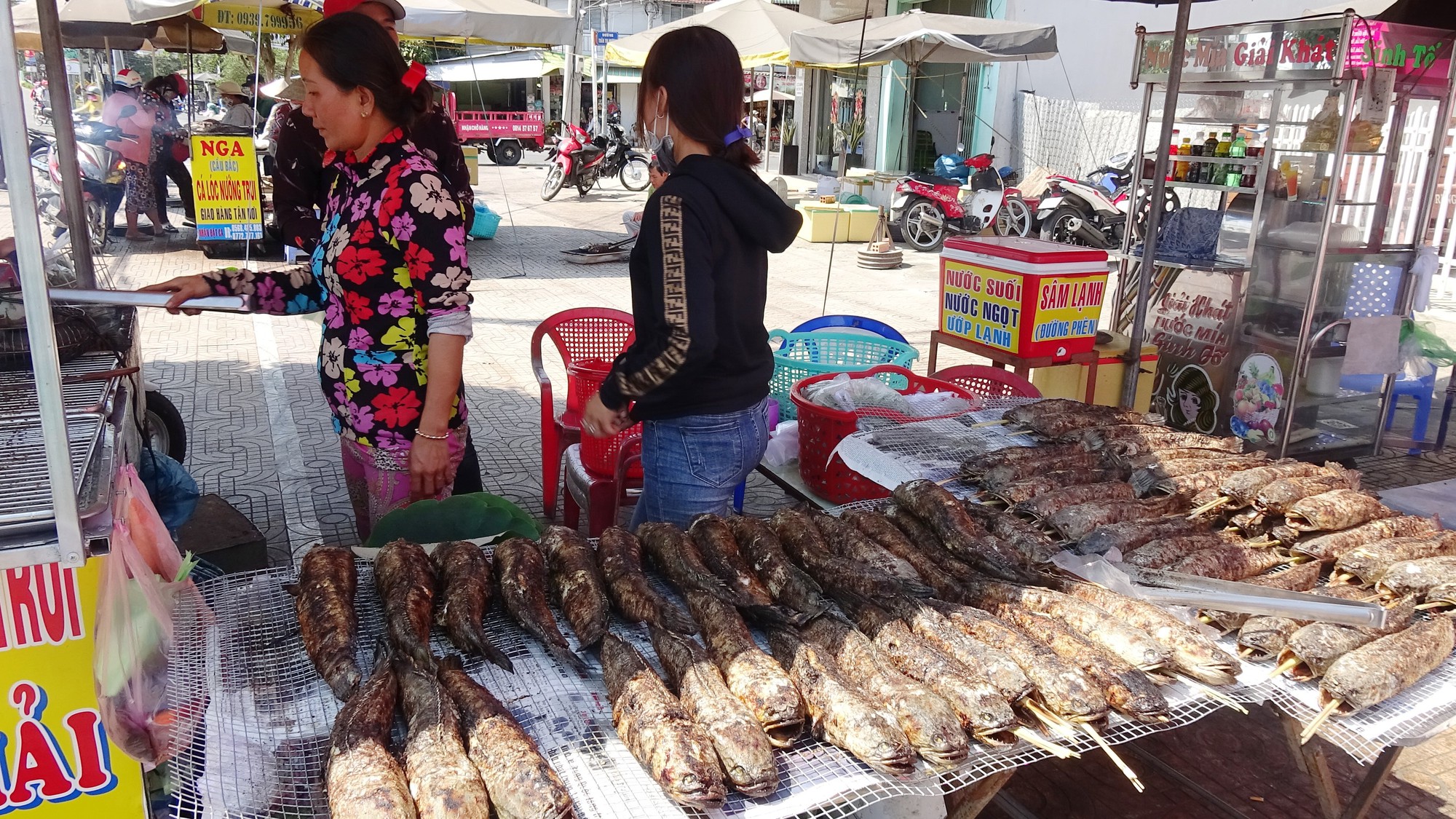 C&aacute; l&oacute;c nướng v&iacute;a Thần T&agrave;i ở Đồng Th&aacute;p được g&oacute;i bằng chiếc l&aacute; &ldquo;đặc biệt&rdquo; - Ảnh 5.