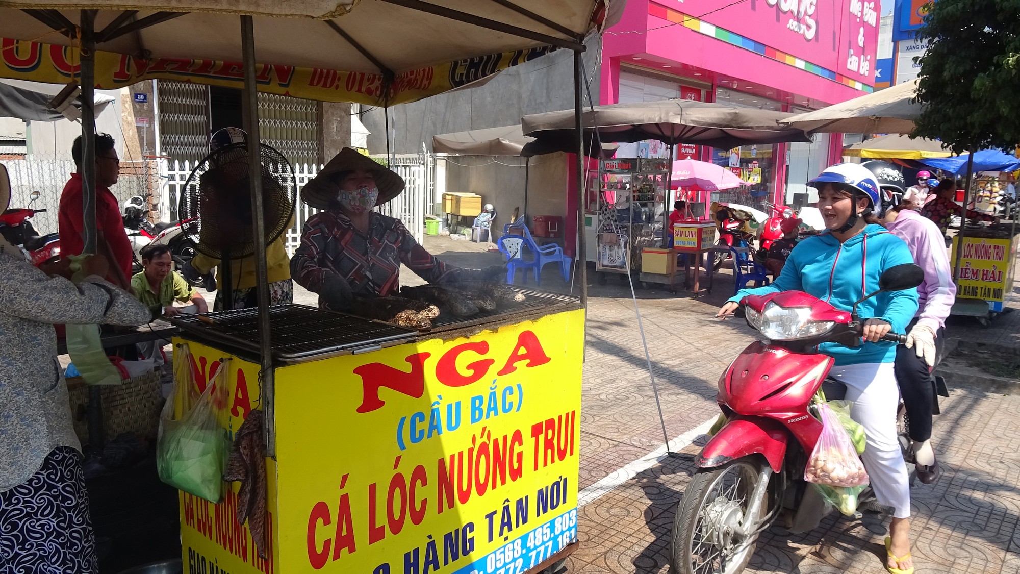 C&aacute; l&oacute;c nướng v&iacute;a Thần T&agrave;i ở Đồng Th&aacute;p được g&oacute;i bằng chiếc l&aacute; &ldquo;đặc biệt&rdquo; - Ảnh 7.