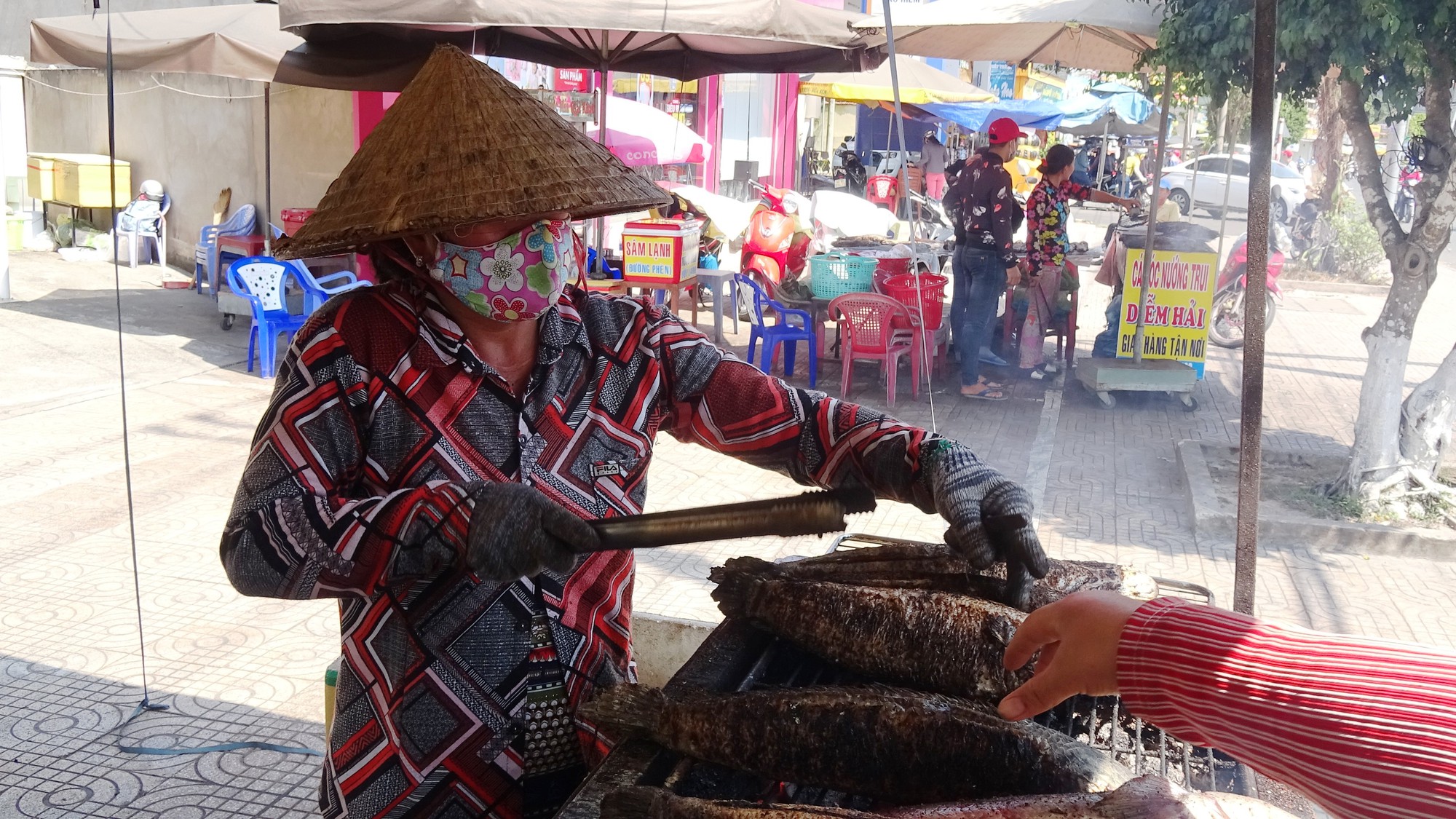 C&aacute; l&oacute;c nướng v&iacute;a Thần T&agrave;i ở Đồng Th&aacute;p được g&oacute;i bằng chiếc l&aacute; &ldquo;đặc biệt&rdquo; - Ảnh 9.