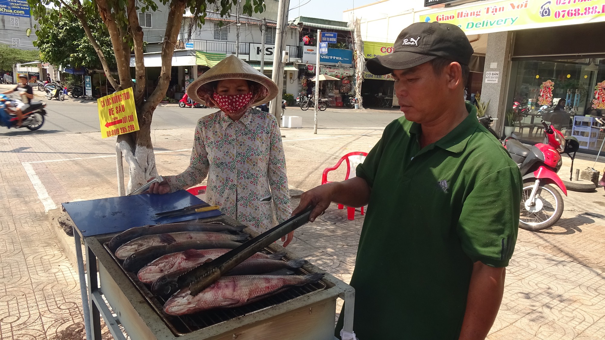C&aacute; l&oacute;c nướng v&iacute;a Thần T&agrave;i ở Đồng Th&aacute;p được g&oacute;i bằng chiếc l&aacute; &ldquo;đặc biệt&rdquo; - Ảnh 12.