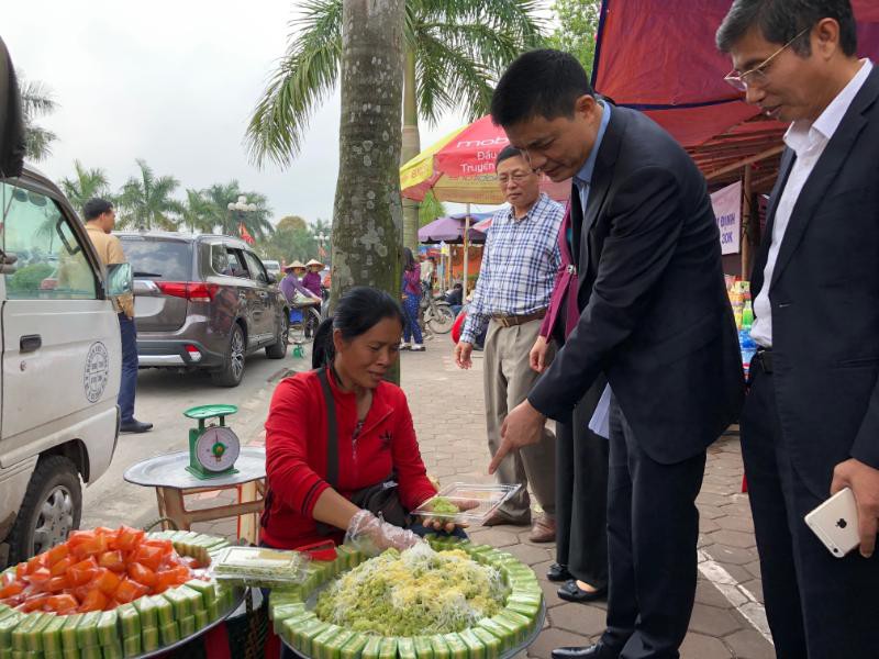 Ngăn ngừa ngộ độc thực phẩm mùa lễ hội - Ảnh 1.