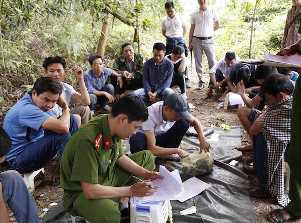 Bị vây bắt, 24 con bạc đang sát phạt trên đồi ném tiền, lao xuống hố ẩn nấp