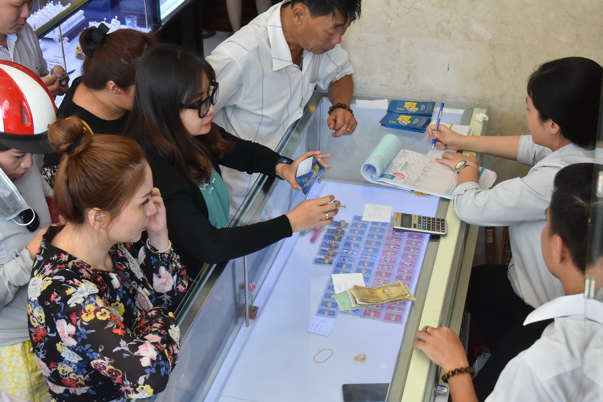 S&ocirc;i động thị trường v&agrave;ng dịp v&iacute;a Thần T&agrave;i - Ảnh 2.