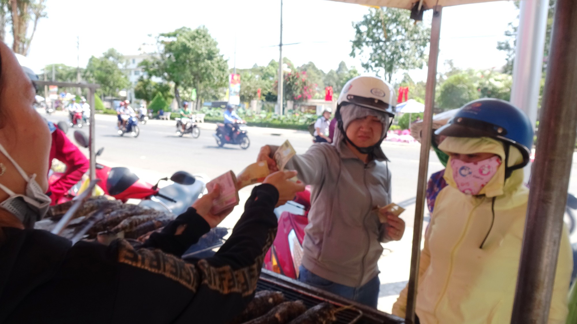 C&aacute; l&oacute;c nướng v&iacute;a Thần T&agrave;i ở Đồng Th&aacute;p được g&oacute;i bằng chiếc l&aacute; &ldquo;đặc biệt&rdquo; - Ảnh 15.