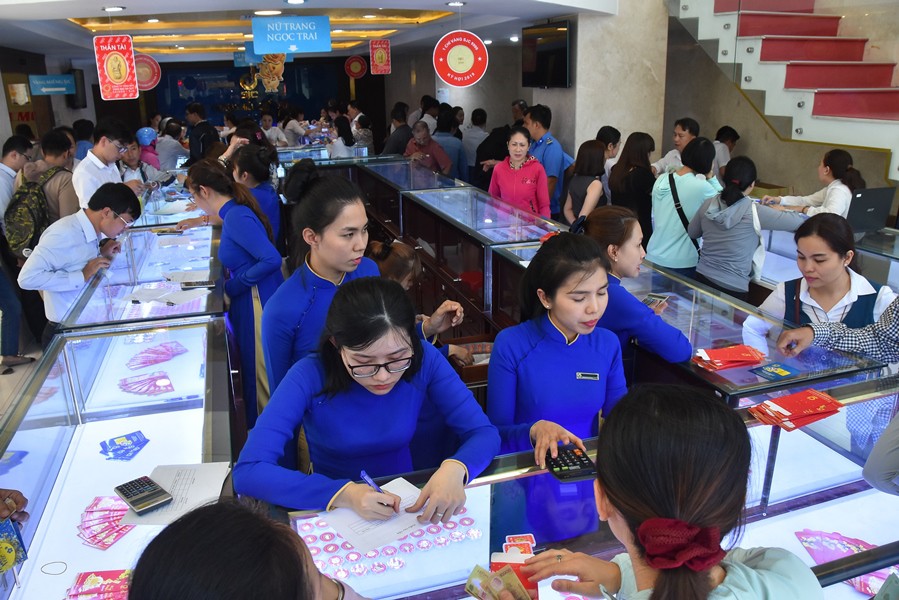 Giá vàng nhảy múa khi dân các tỉnh thành đổ xô mua vàng ngày Thần Tài