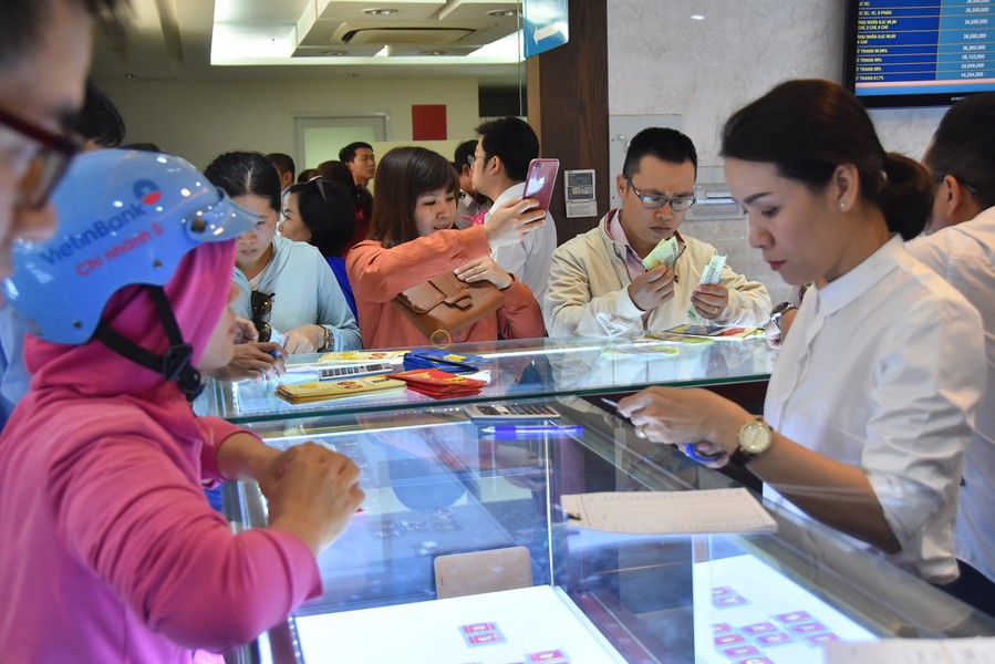 Dân công sở đội nắng, bỏ cả cơm trưa để mua vài chỉ vàng cầu may