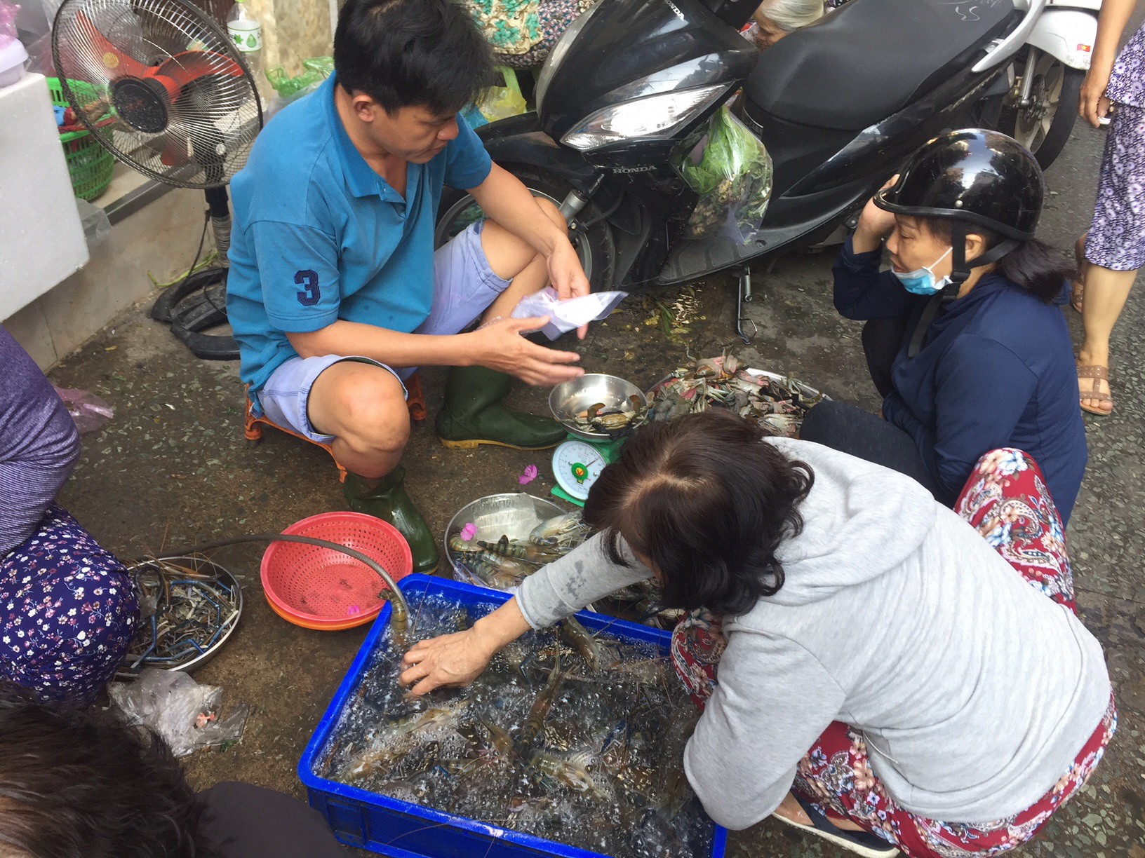 Khói rợp trời ở “phố cá lóc” trong ngày vía Thần Tài - Ảnh 14.