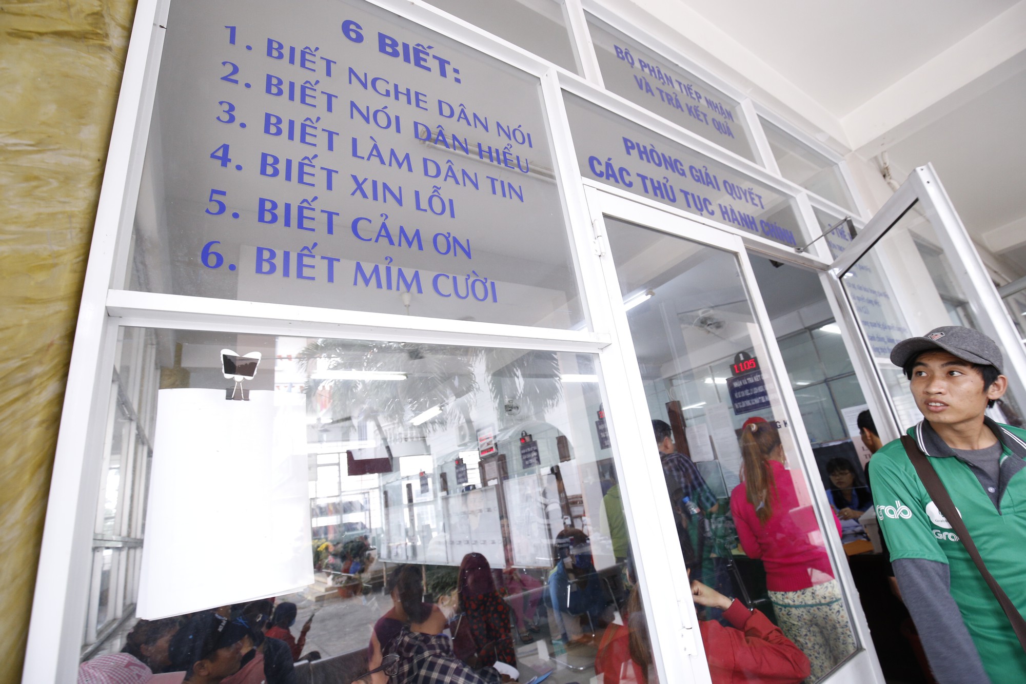 Mùng 9 Tết, cán bộ phường niềm nở tiếp hơn 300 lượt dân!
