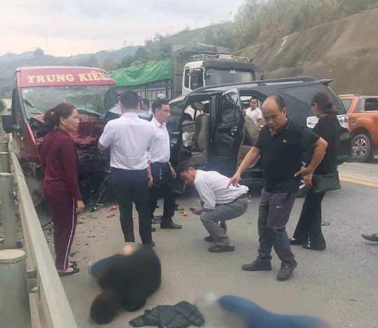 Vụ 2 ôtô tông nhau kinh hoàng trên cao tốc: 2 người tử vong, 10 người bị thương