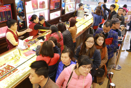 V&igrave; sao nhiều người đổ x&ocirc; mua v&agrave;ng, c&aacute; l&oacute;c, heo quay trong ng&agrave;y v&iacute;a Thần T&agrave;i? - Ảnh 1.
