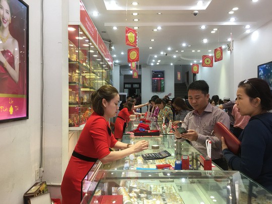 Giá vàng nhảy múa khi dân các tỉnh thành đổ xô mua vàng ngày Thần Tài - Ảnh 7.