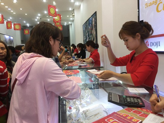 Giá vàng nhảy múa khi dân các tỉnh thành đổ xô mua vàng ngày Thần Tài - Ảnh 9.