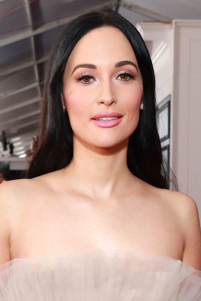 10 phong cách trang điểm đẹp nhất tại Grammy Awards 2019 - Ảnh 7.