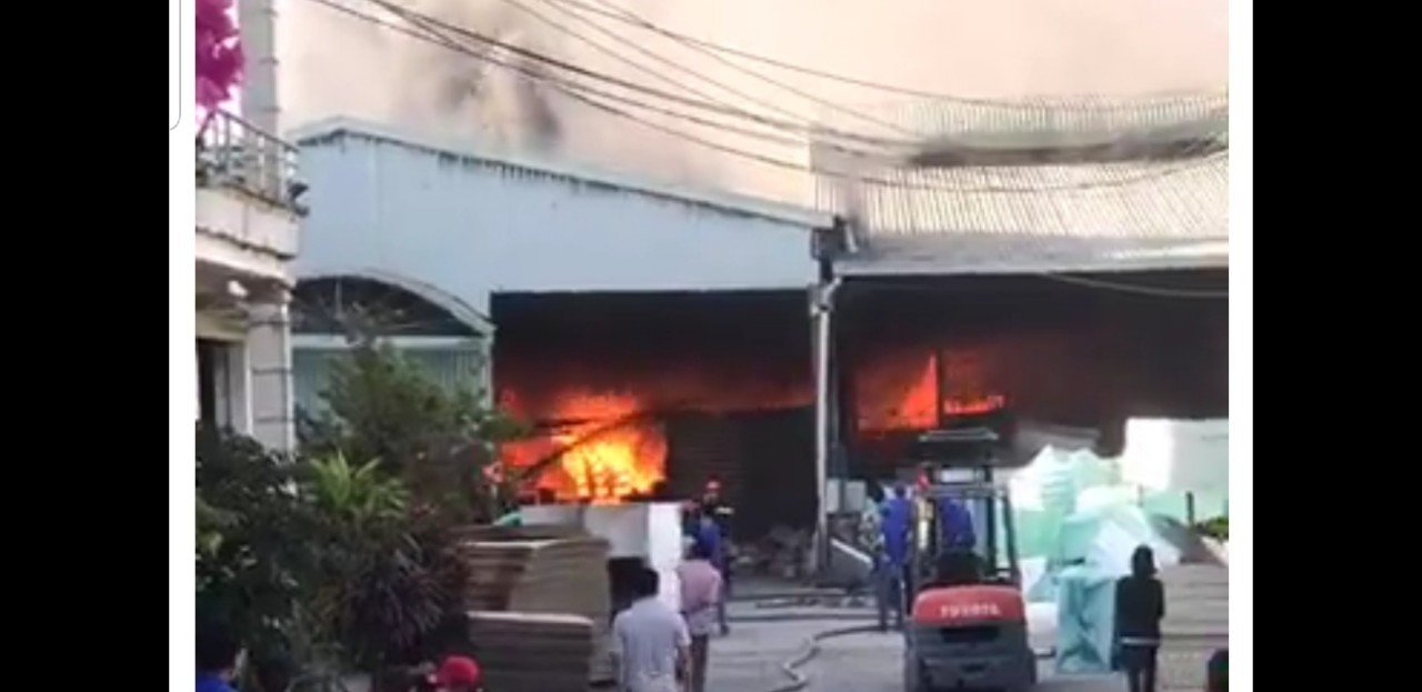 Clip: Mùng 9 Tết, "bà hỏa" đốt công ty, công nhân chạy tán loạn
