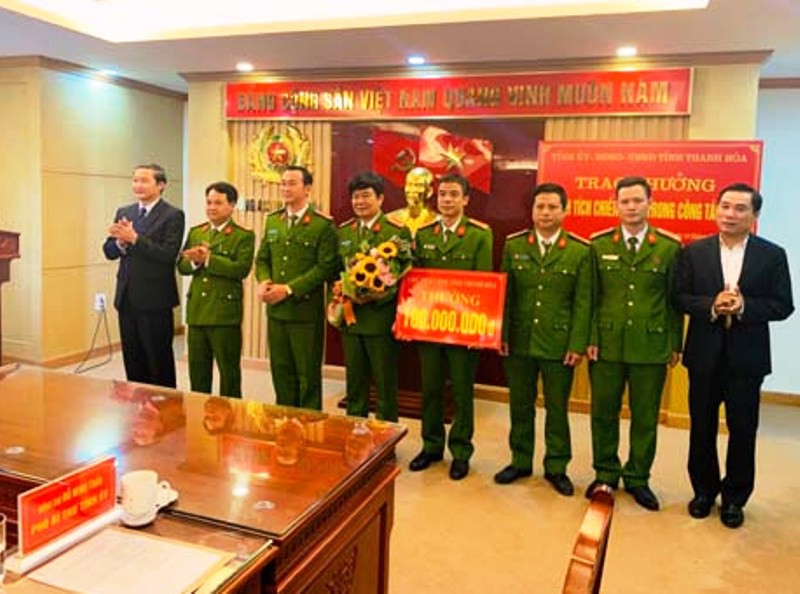 Thưởng nóng 330 triệu đồng cho ban chuyên án phá băng “tín dụng đen” lớn nhất nước