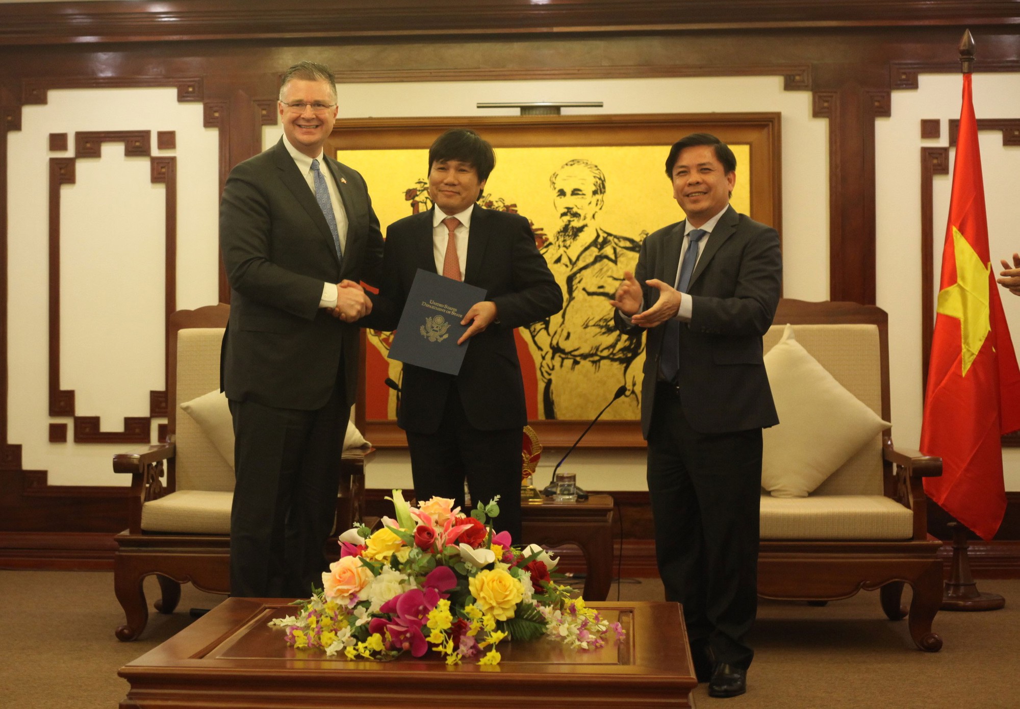 Không dễ bay thẳng sang Mỹ!