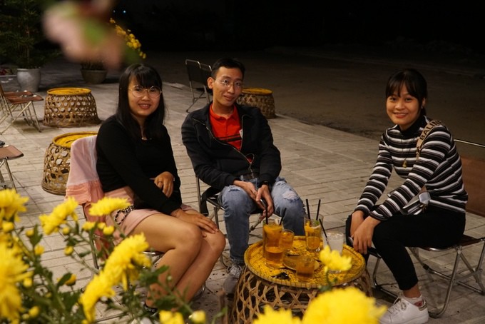 Qu&aacute;n c&agrave; ph&ecirc; d&ugrave;ng bu g&agrave; l&agrave;m b&agrave;n cho kh&aacute;ch ở Quảng Ng&atilde;i - Ảnh 9.
