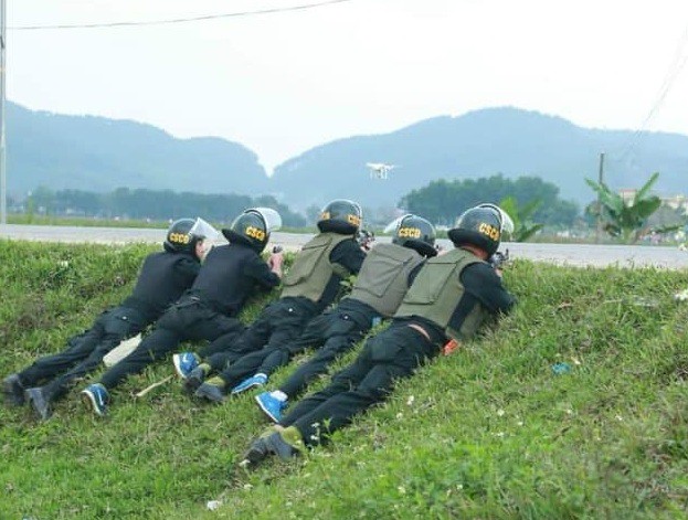 Mẹ của đối tượng buôn ma túy ngất tại hiện trường kêu gọi con trai ra đầu hàng - Ảnh 1.