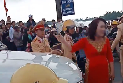 Đốt ph&aacute;o s&aacute;ng khi đ&oacute;n d&acirc;u, mẹ ch&uacute; rể xuống xe lớn tiếng với CSGT - Ảnh 1.