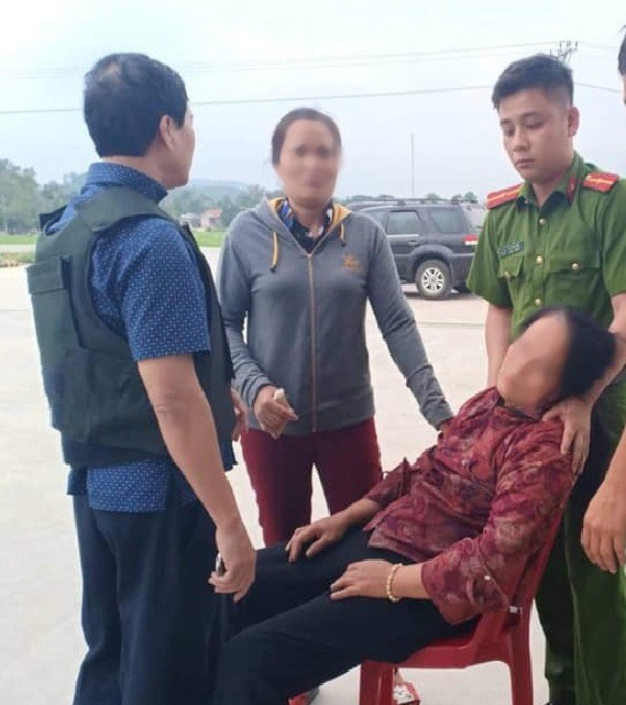 Mẹ của đối tượng buôn ma túy ngất tại hiện trường kêu gọi con trai ra đầu hàng - Ảnh 2.