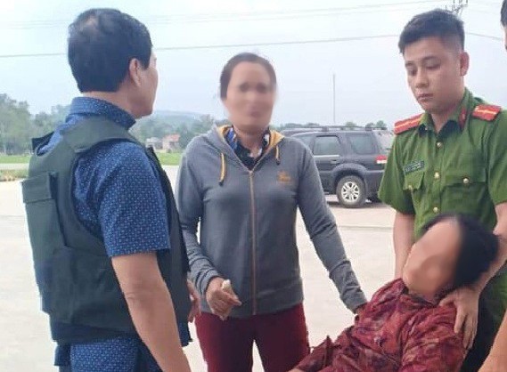 Mẹ của đối tượng buôn ma túy ngất tại hiện trường kêu gọi con trai ra đầu hàng