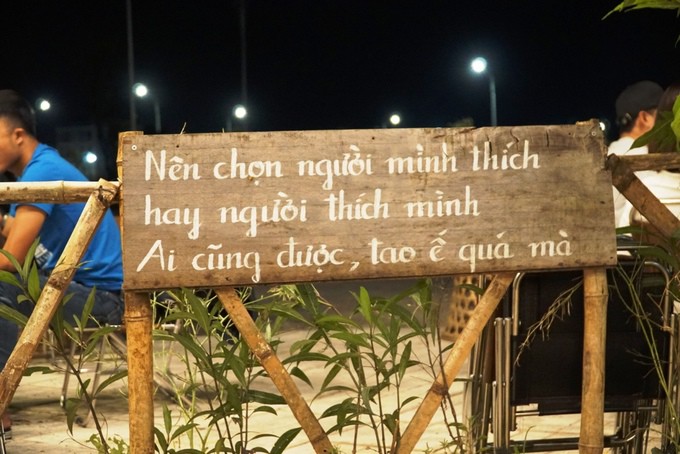 Qu&aacute;n c&agrave; ph&ecirc; d&ugrave;ng bu g&agrave; l&agrave;m b&agrave;n cho kh&aacute;ch ở Quảng Ng&atilde;i - Ảnh 8.