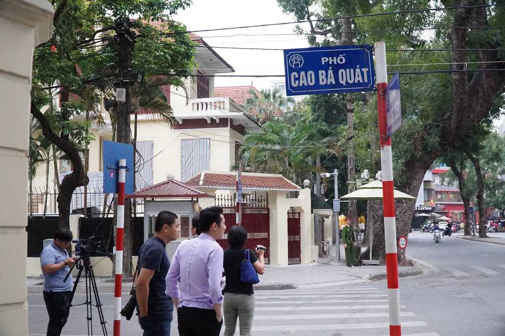 Nhiều phóng viên nước ngoài hiện diện bên ngoài Đại sứ quán Triều Tiên
