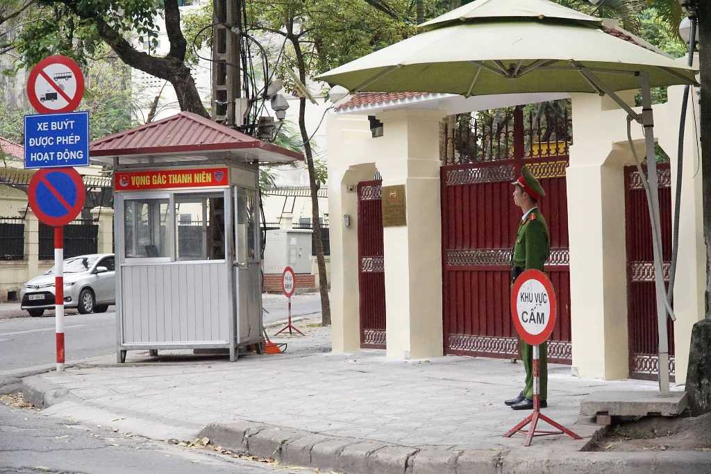 Nhiều phóng viên nước ngoài hiện diện bên ngoài Đại sứ quán Triều Tiên - Ảnh 12.