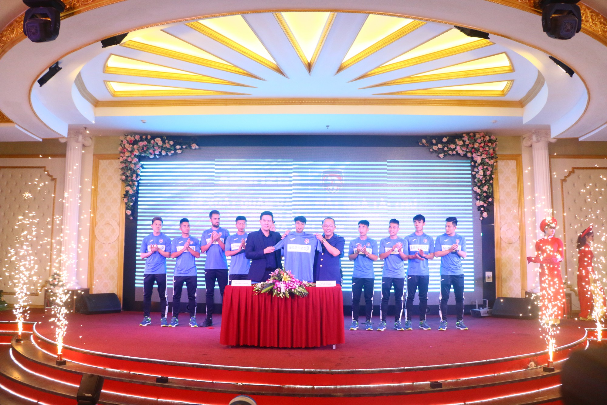 Treo thưởng "nóng" 500 triệu đồng cho CLB Than Quảng Ninh nếu thắng Hà Nội