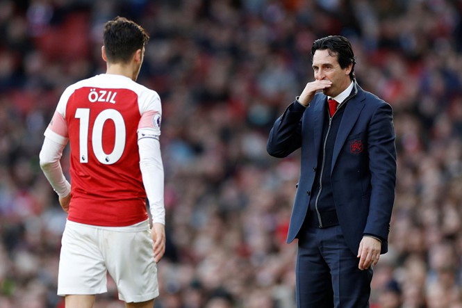 Bị HLV “đuổi”, Ozil quyết không rời Arsenal