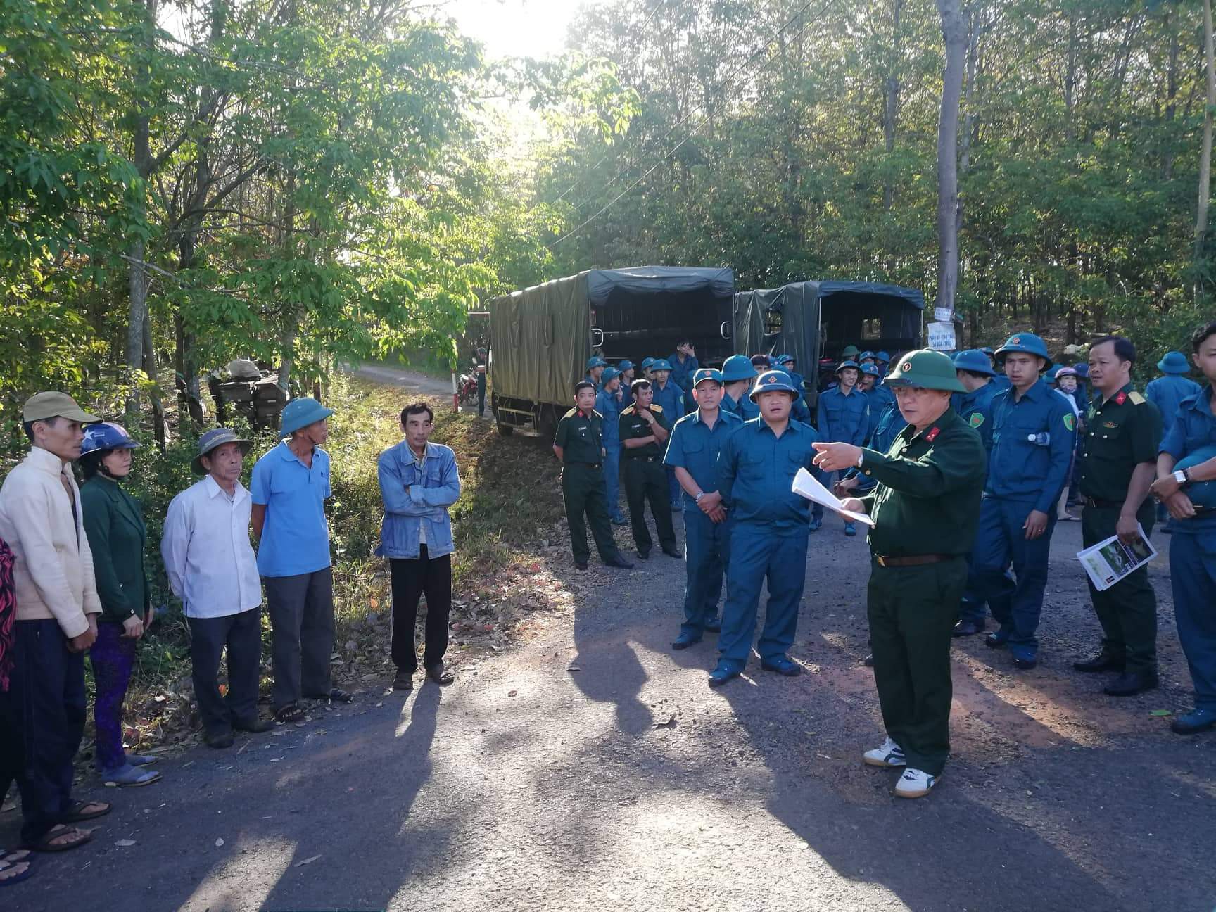 Giá tiêu xuống thấp, bộ đội, công an giúp dân thu hoạch - Ảnh 2.