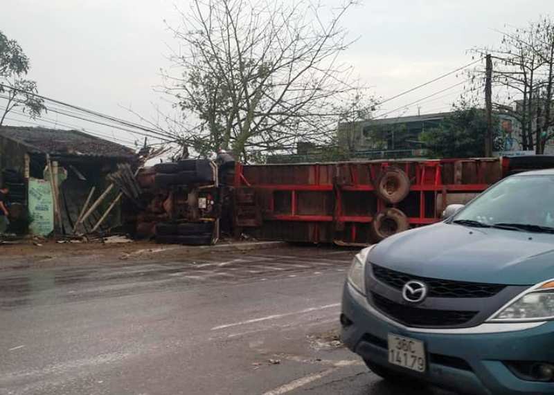 Xe container g&acirc;y tai nạn li&ecirc;n ho&agrave;n nghi&ecirc;m trọng, 4 người thương vong - Ảnh 1.