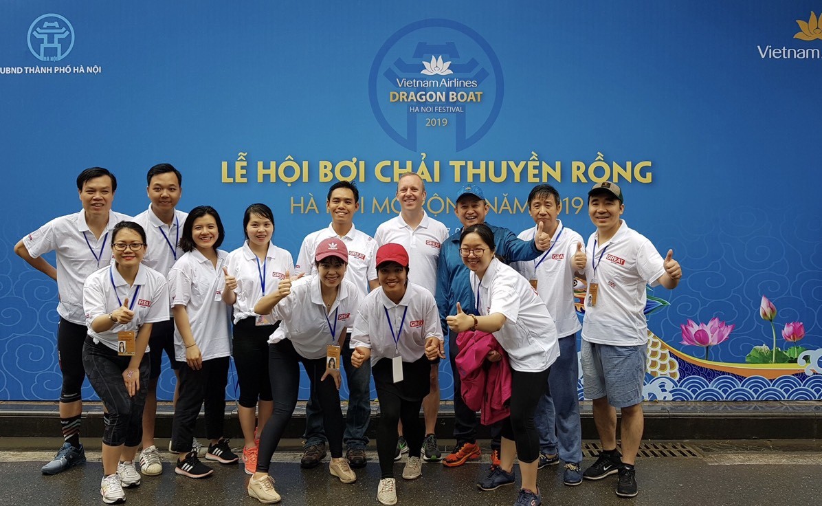 Đại sứ Anh, Thụy Điển thi bơi thuyền rồng ở Hồ T&acirc;y - Ảnh 3.