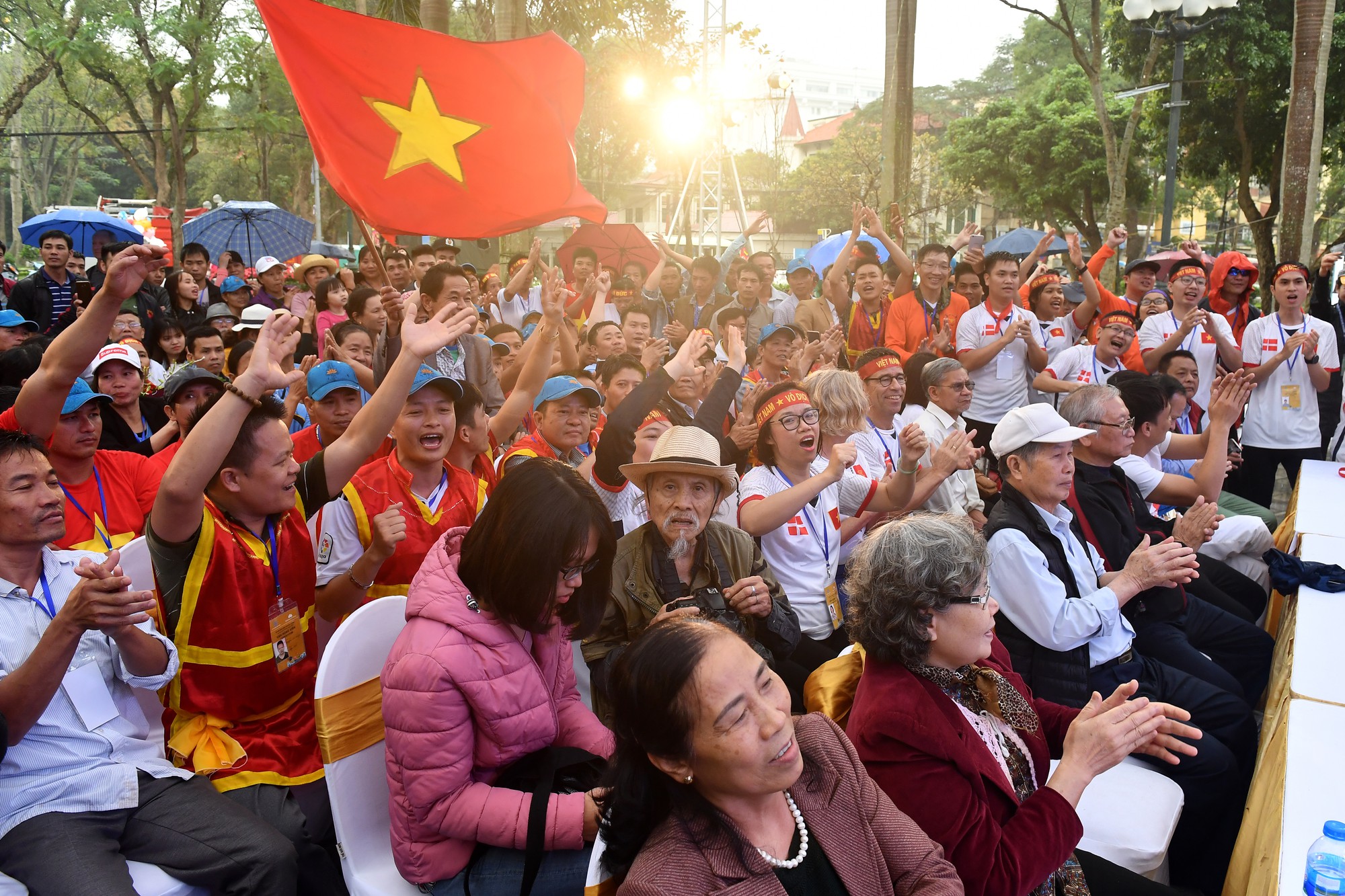 Đại sứ Anh, Thụy Điển thi bơi thuyền rồng ở Hồ T&acirc;y - Ảnh 7.