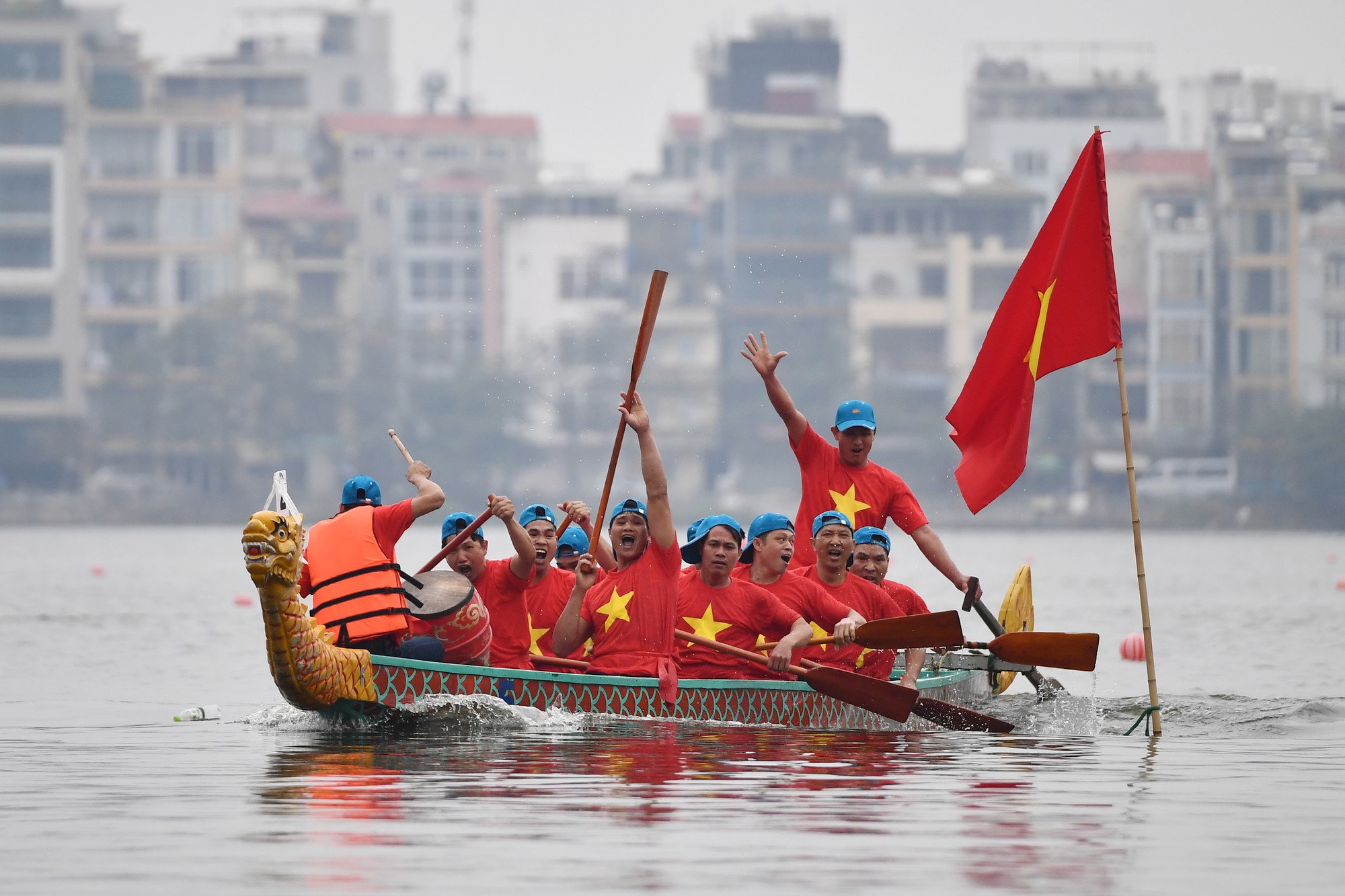 Đại sứ Anh, Thụy Điển thi bơi thuyền rồng ở Hồ T&acirc;y - Ảnh 12.