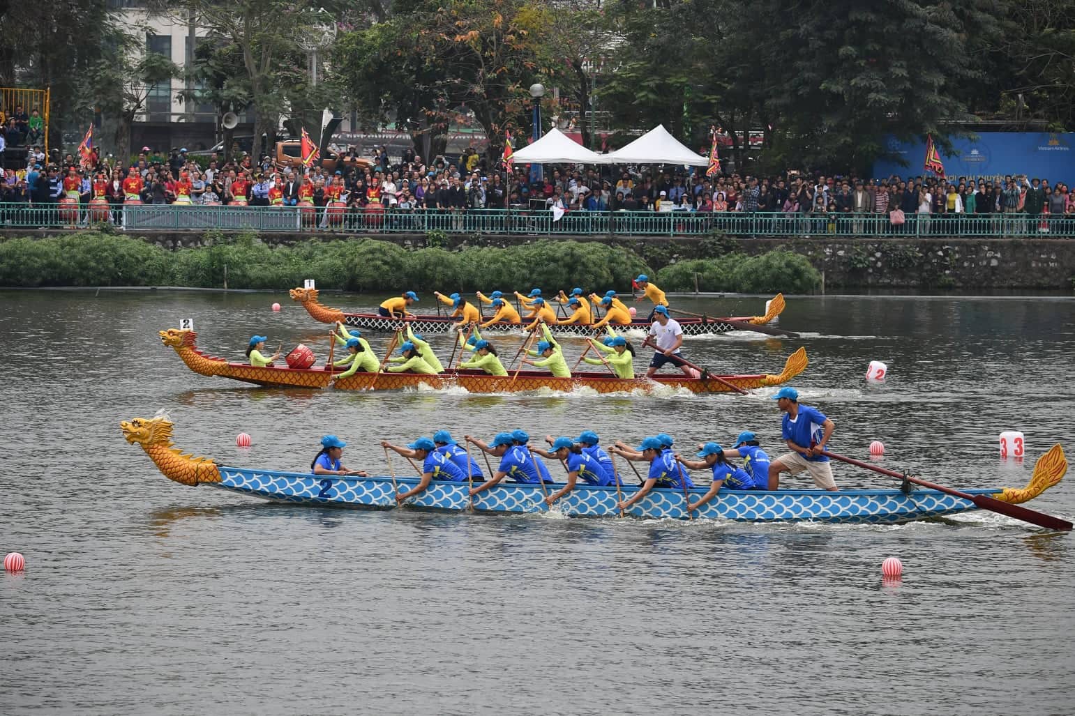 Đại sứ Anh, Thụy Điển thi bơi thuyền rồng ở Hồ T&acirc;y - Ảnh 16.