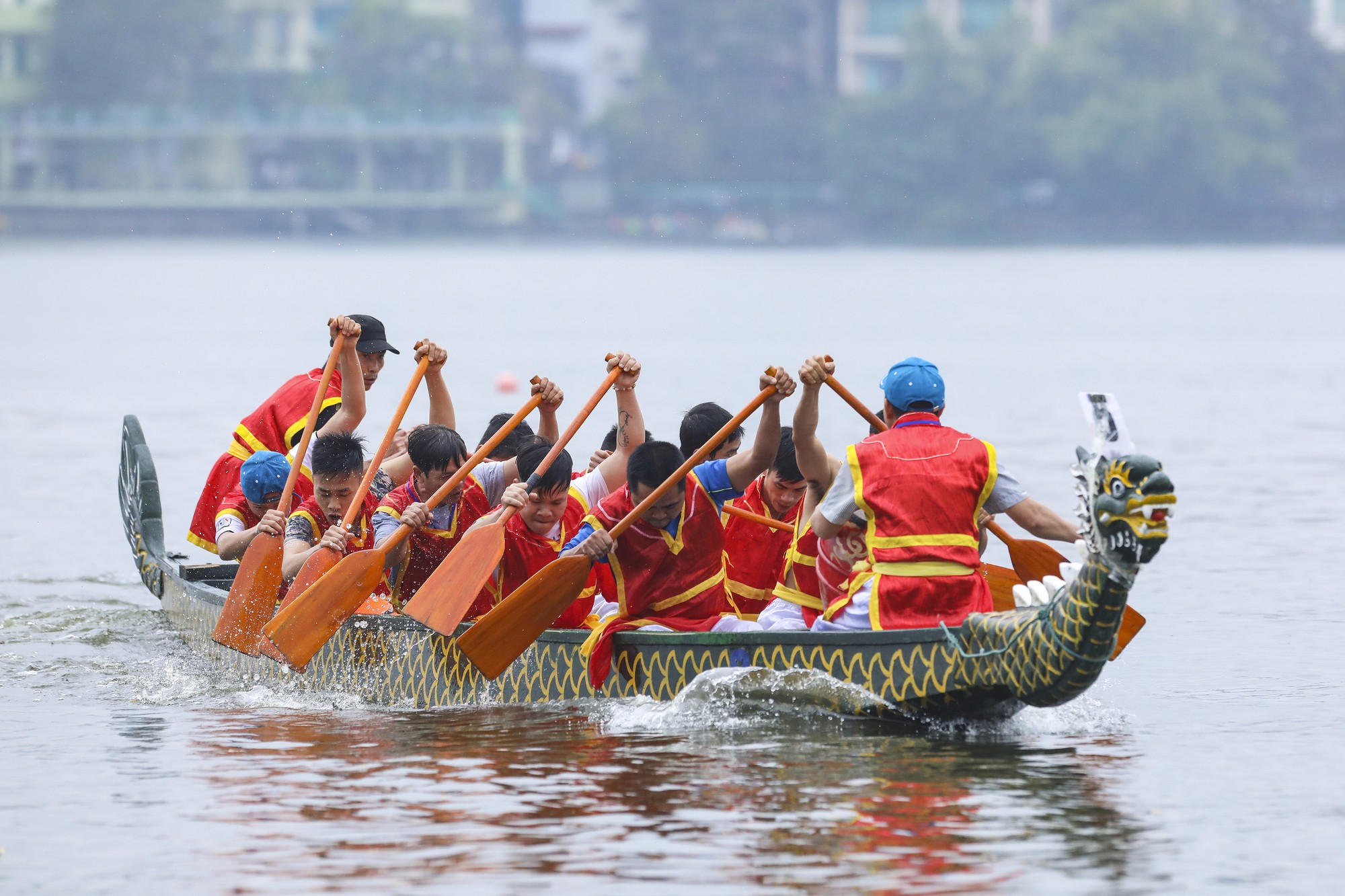 Đại sứ Anh, Thụy Điển thi bơi thuyền rồng ở Hồ T&acirc;y - Ảnh 4.
