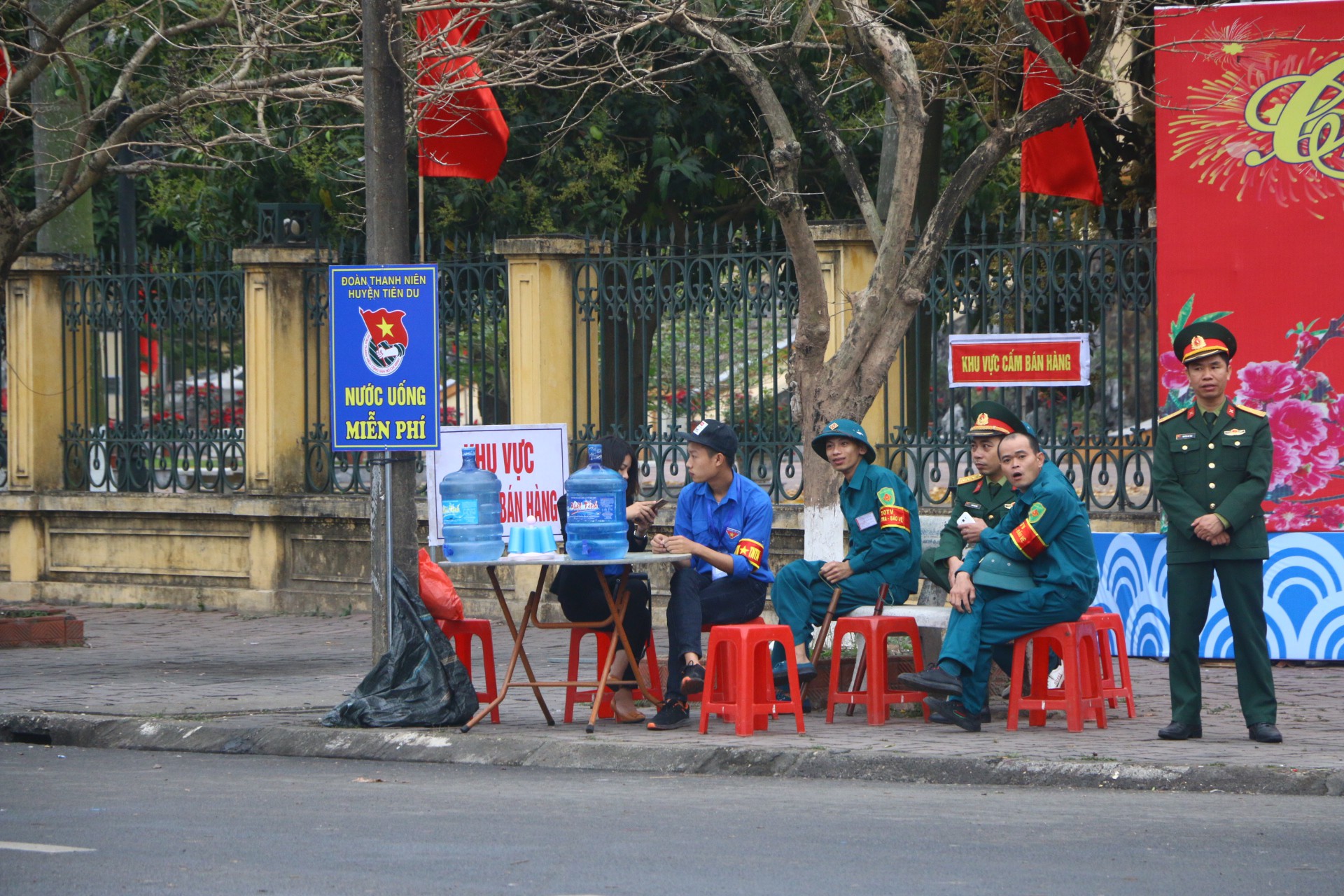 Hàng ngàn du khách đội mưa nghe hát quan họ ở Hội Lim - Ảnh 9.