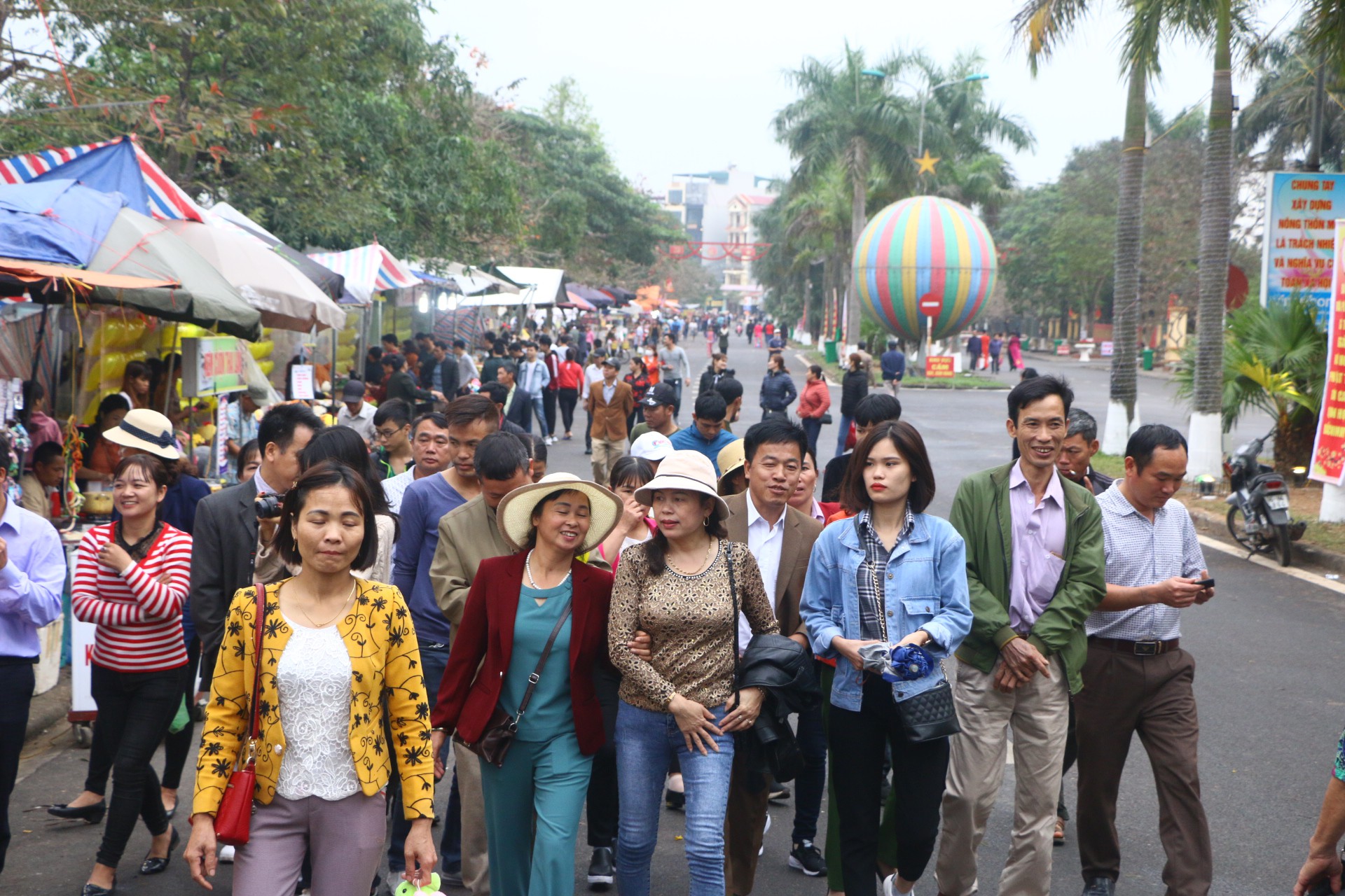 Hàng ngàn du khách đội mưa nghe hát quan họ ở Hội Lim - Ảnh 11.