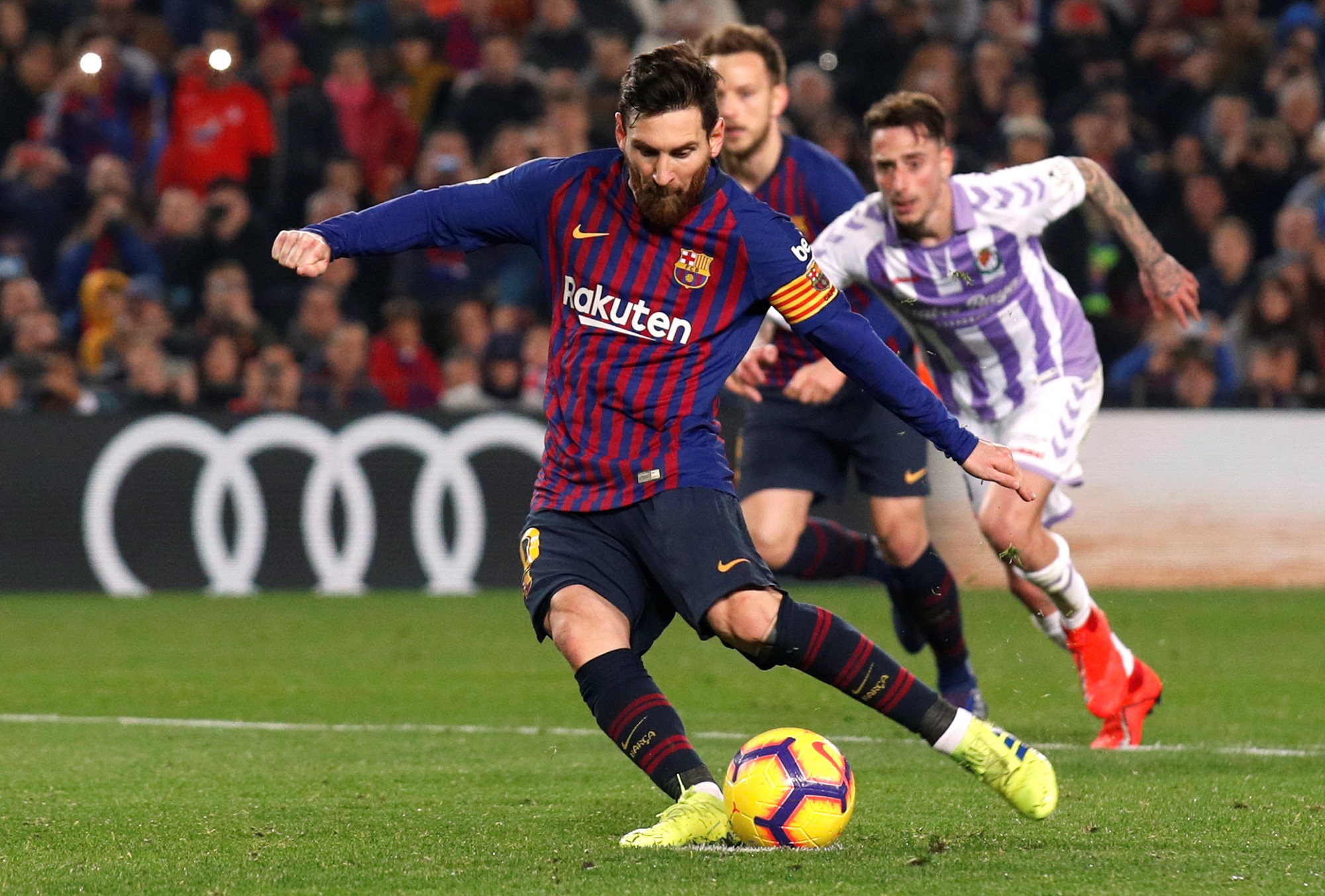 Messi ôm mặt vì hỏng phạt đền, Barcelona chật vật hạ Valladolid