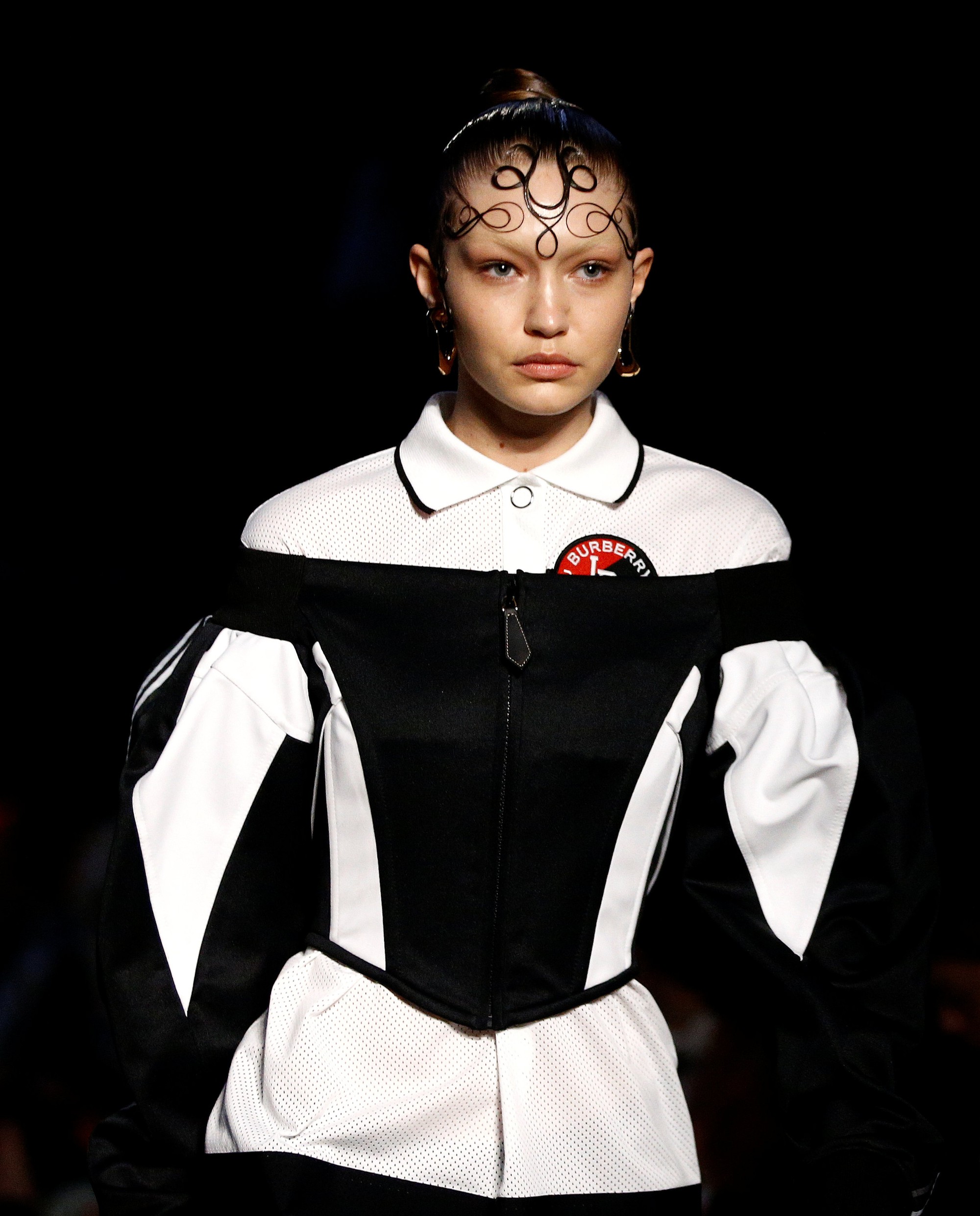 Siêu mẫu Gigi Hadid với kiểu tóc lạ trên sàn diễn London - Ảnh 2.