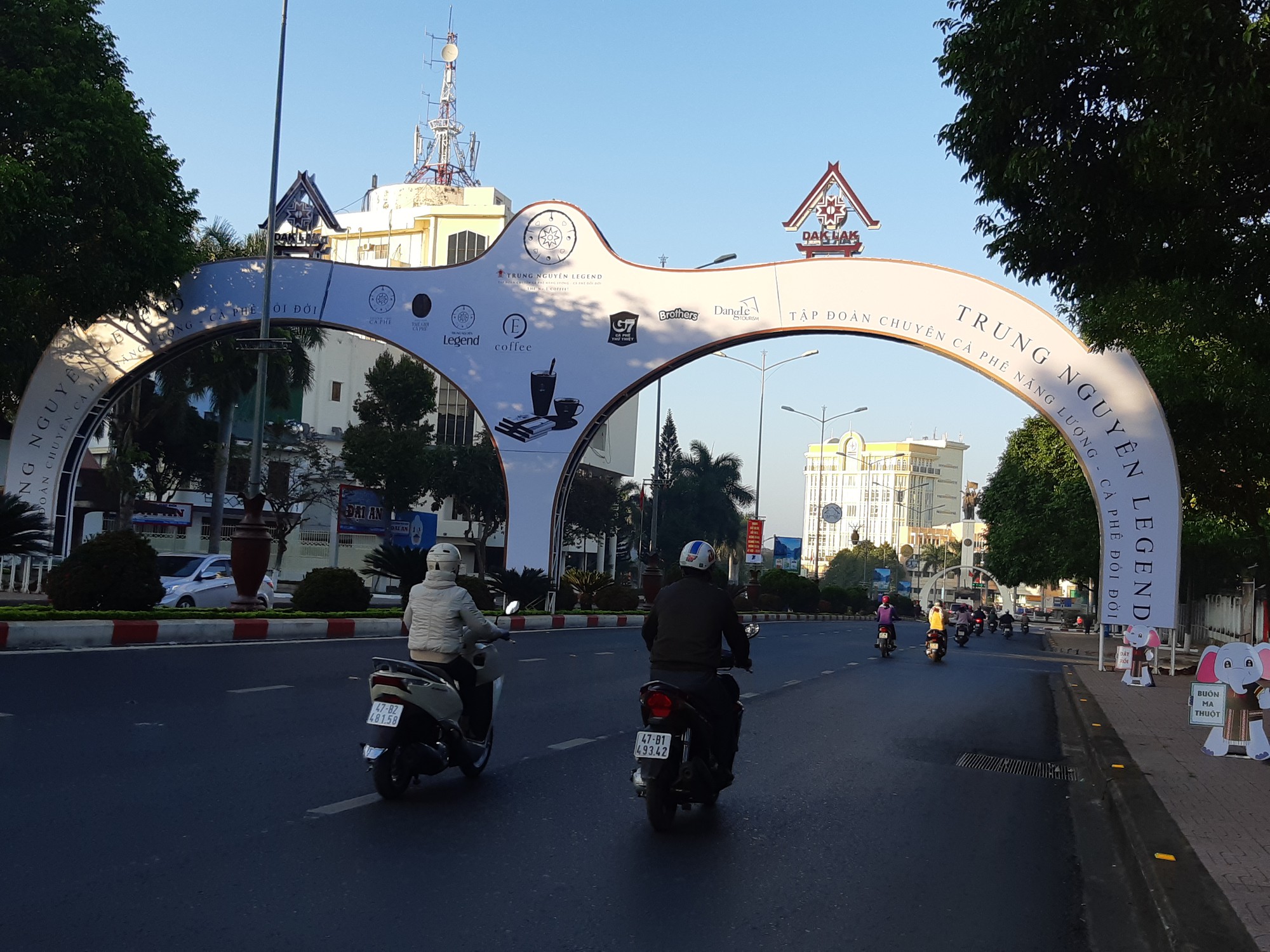 Vì sao cổng chào "đổi đời" của Trung Nguyên bị tháo dỡ?