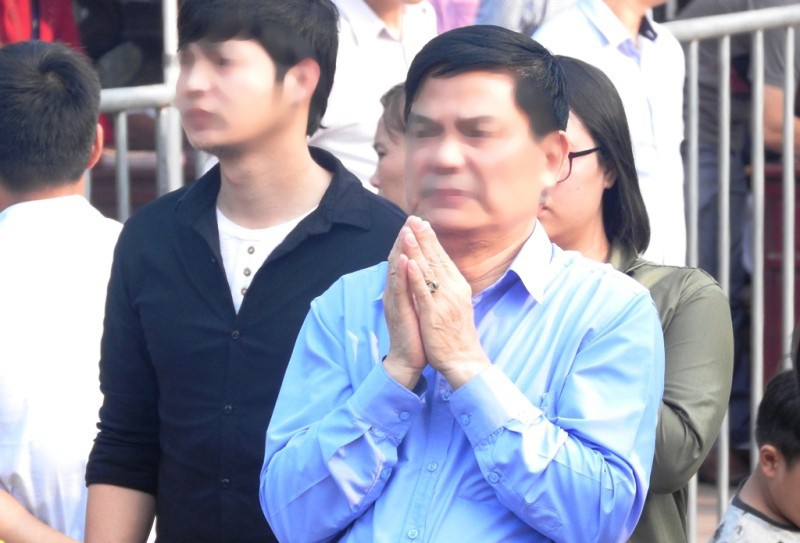 &Ugrave;n &ugrave;n đổ về đền Trần d&acirc;ng lễ cầu danh, t&agrave;i lộc - Ảnh 10.
