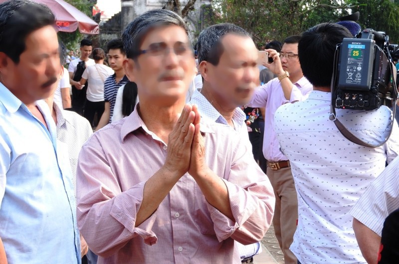 &Ugrave;n &ugrave;n đổ về đền Trần d&acirc;ng lễ cầu danh, t&agrave;i lộc - Ảnh 11.