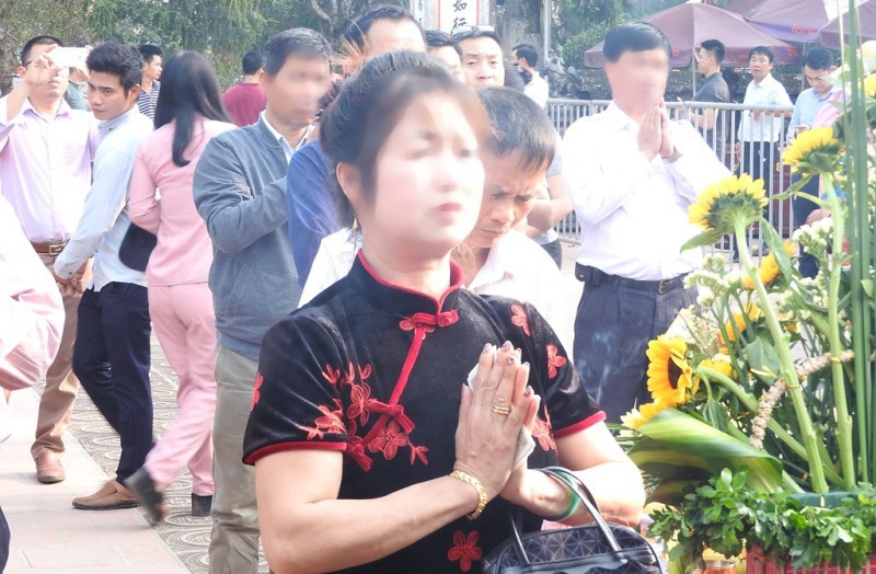 &Ugrave;n &ugrave;n đổ về đền Trần d&acirc;ng lễ cầu danh, t&agrave;i lộc - Ảnh 12.